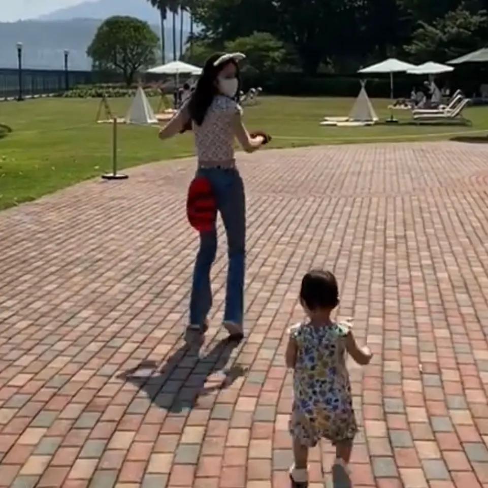 特战荣耀|林峯一家三口出游超有爱,获女儿喂零食很享受,张馨月身材太抢镜