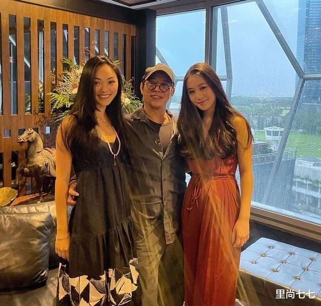 李连杰一家欧洲游玩，小女儿打扮靓丽身材像妈，长女打扮却土味