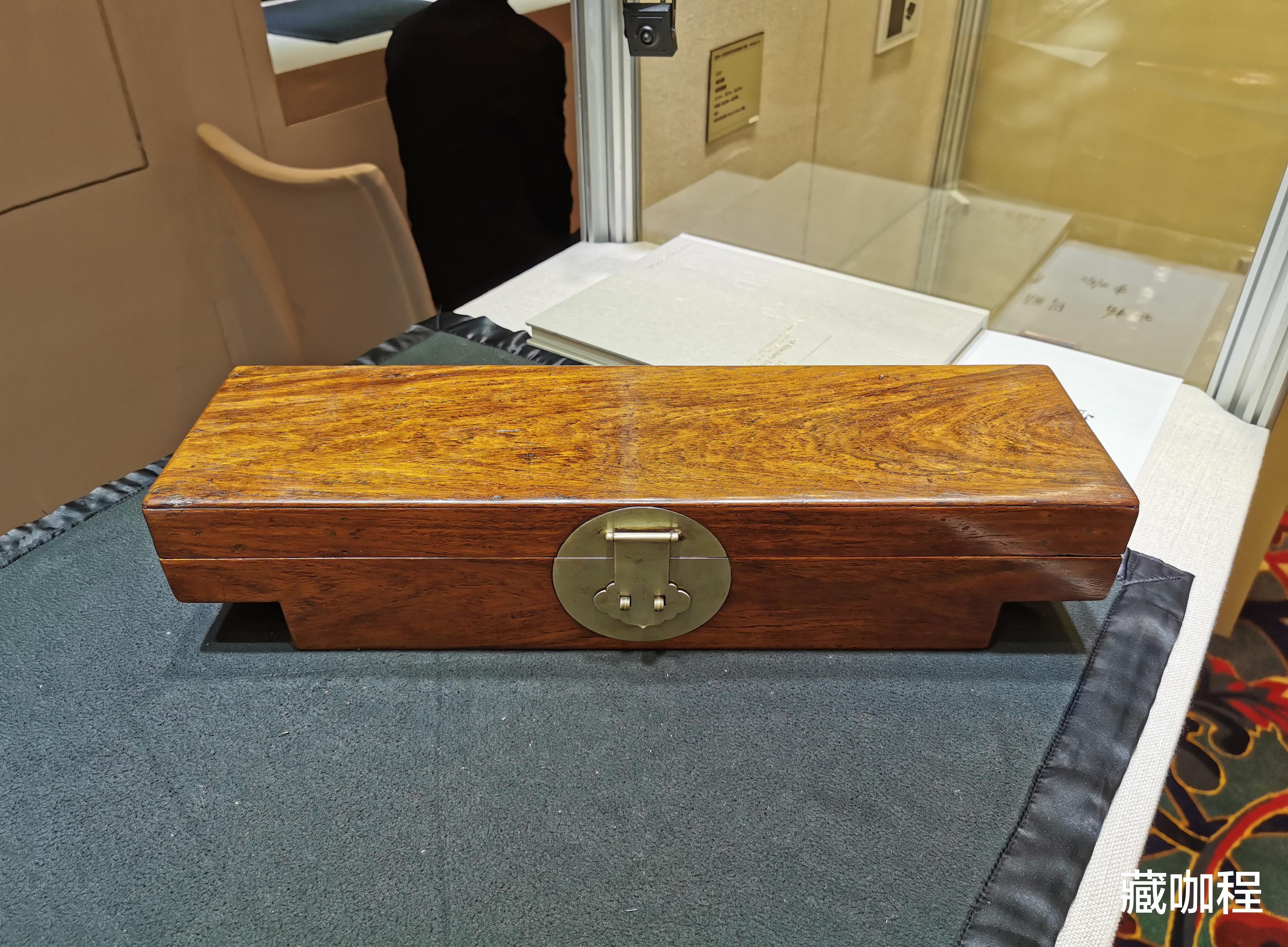 |侧室、浅屉一样不缺,黄花梨小轿箱穿带省去