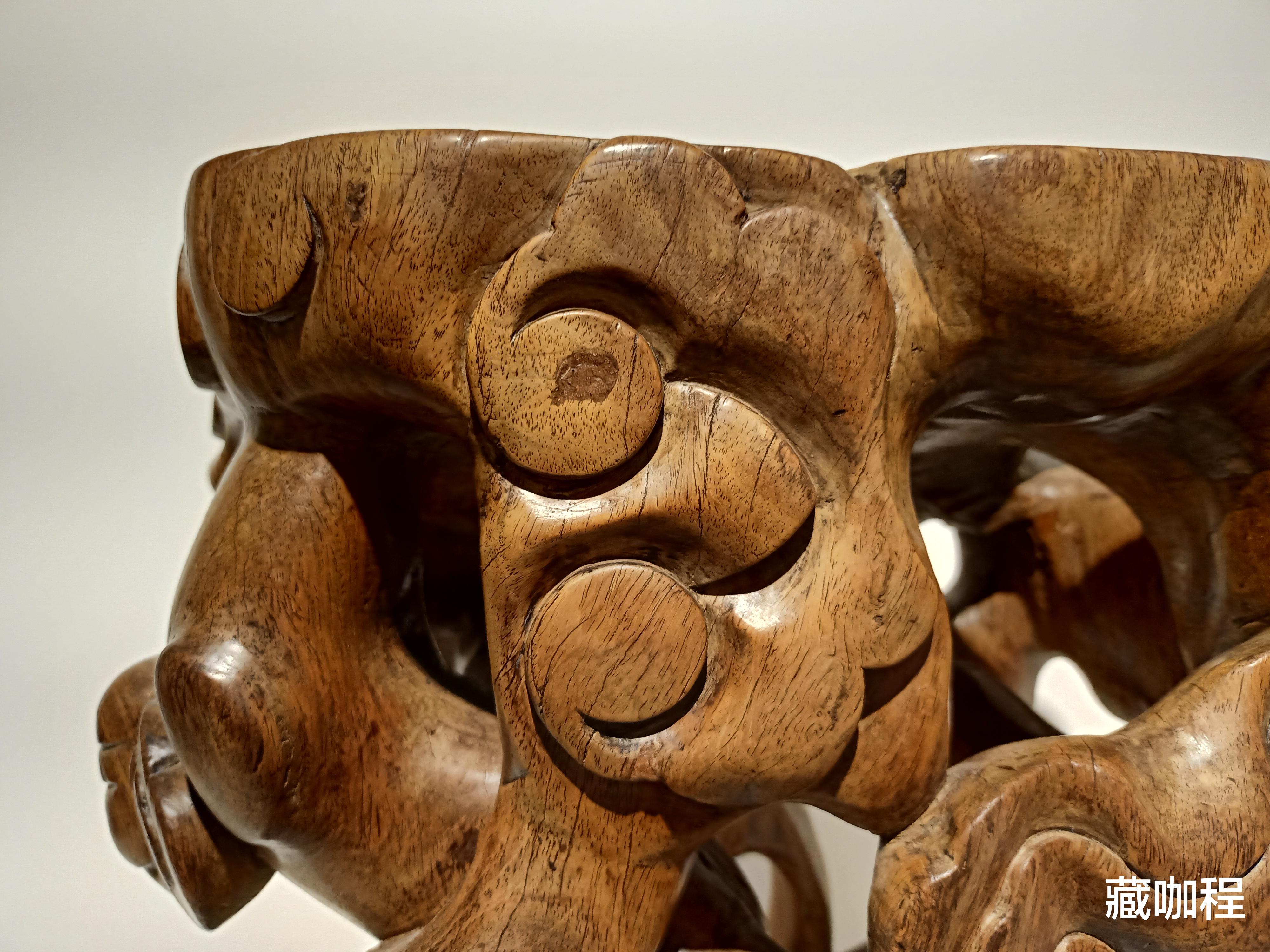 |色泽金黄、油润细腻,随形几黄花梨特征具足