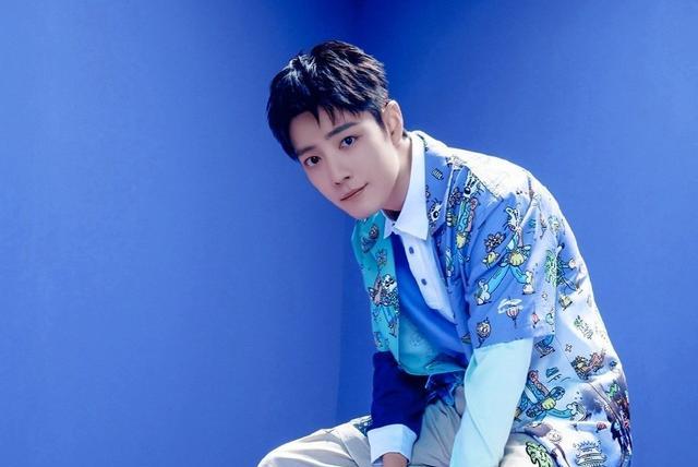 肖战|肖战低调再夺“双冠”,还当选为最佳表现歌手,打压的结果?