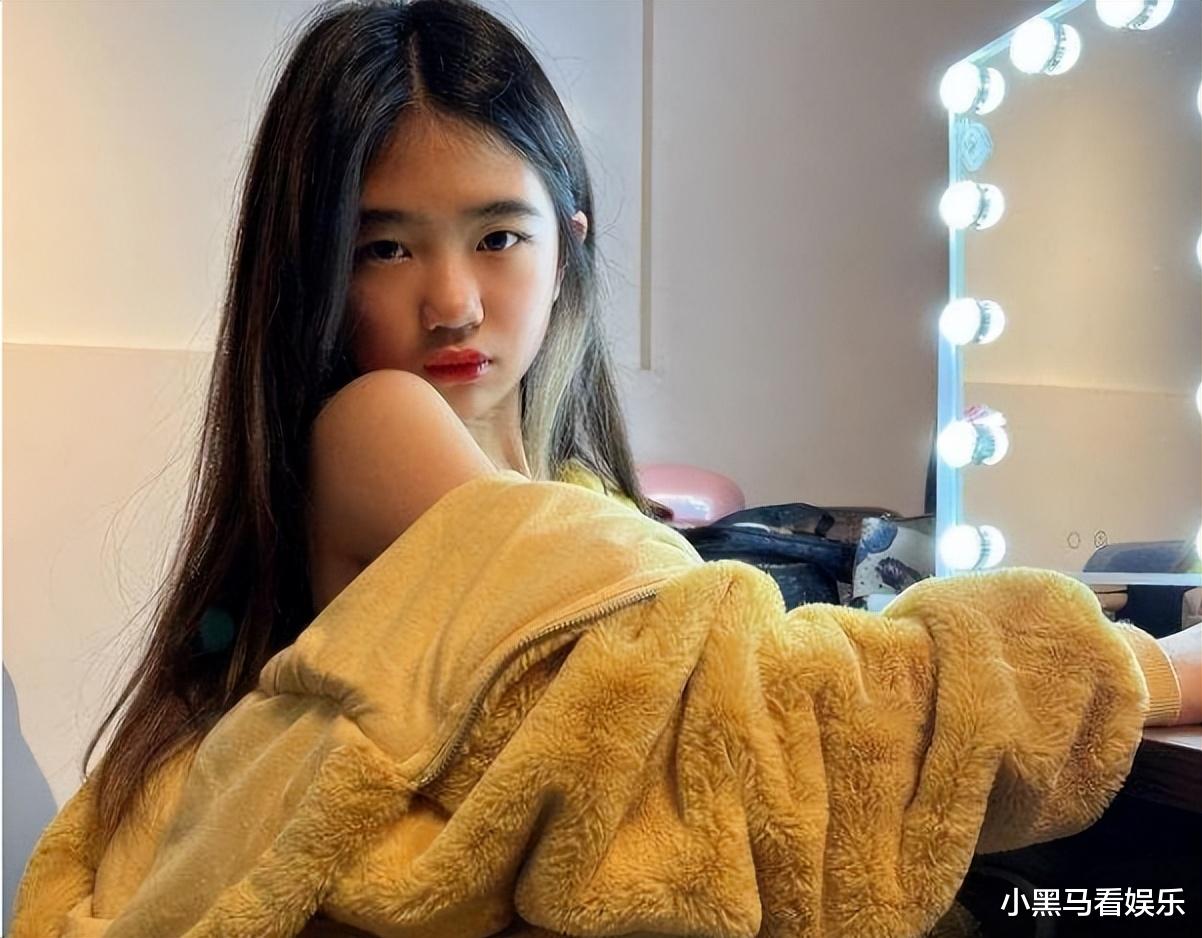 黄忆慈|从黄多多到李嫣,十几岁穿衣风格都那么成熟,明星家孩子都早熟吗