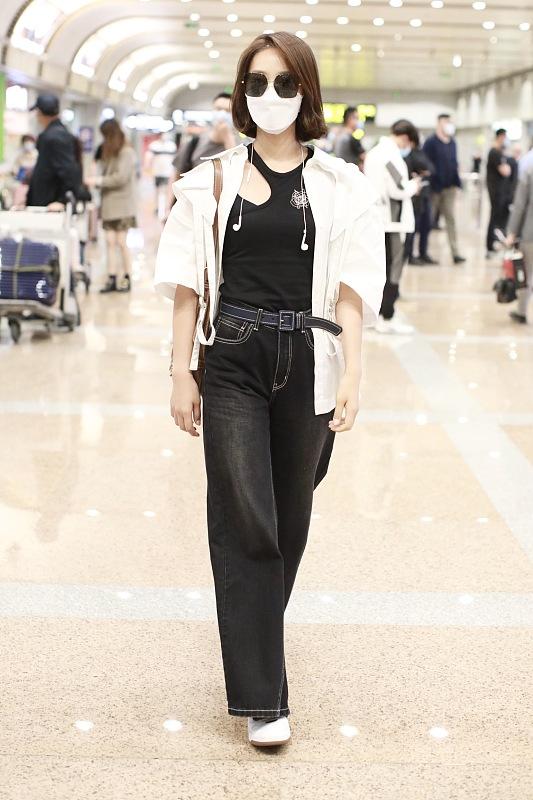 西装 蓝盈莹走机场,深蓝短袖西装配牛仔半身裙很清爽,短发有点大妈样