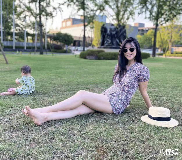 朱珠|朱珠带不满一岁女儿进组拍戏，原图下身材臃肿没腰身，颈纹好明显