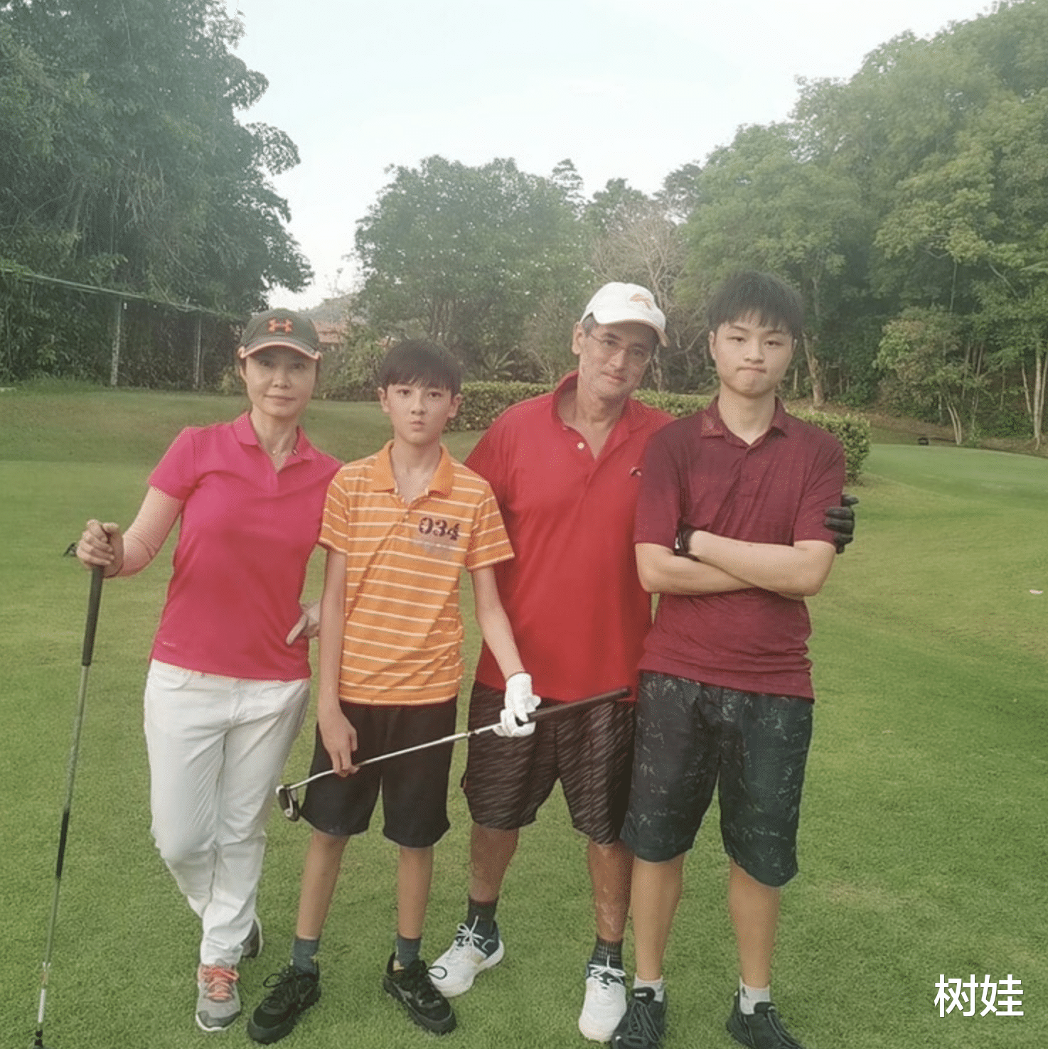 巴图|53岁女星自曝户籍被注销，因疫情两年未返台，与法籍丈夫长居泰国