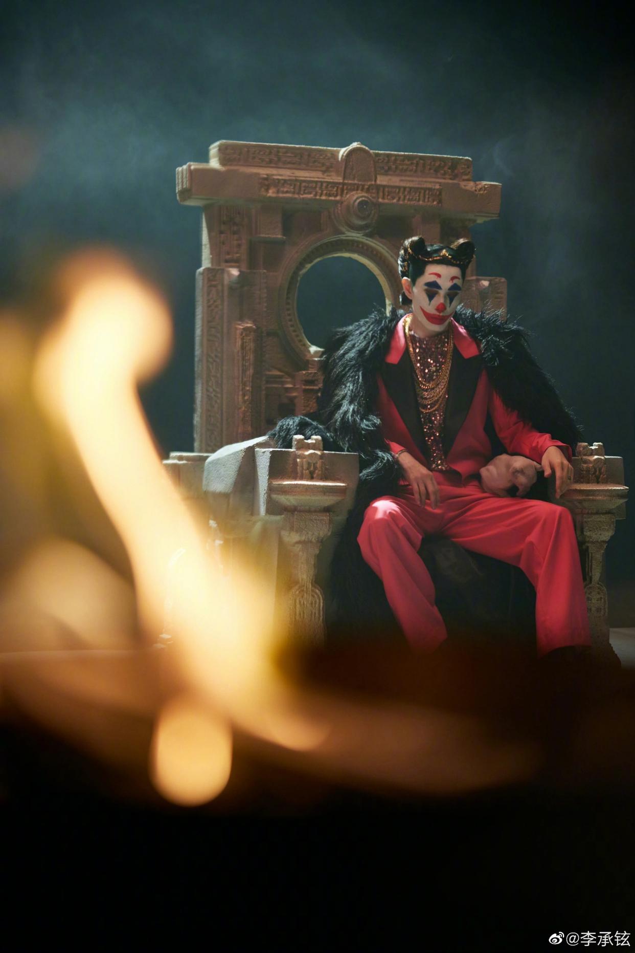 李承铉|李承铉微电影玫红西装搭配小丑妆，打破次元壁，背后暗含深意