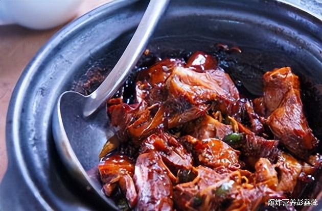 脾胃|为什么有的人拉屎非常臭?要想变香点,这2种食物就要少吃一点