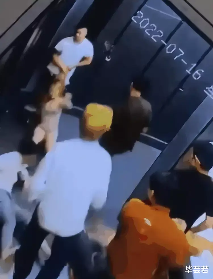 女生被男子强行拖进厕所,多名少年出手相助,知情人曝光更多细节