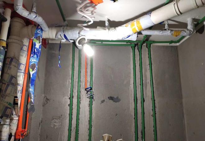 水电改造该走顶还是走地?老电工说出真相,恍然大悟!