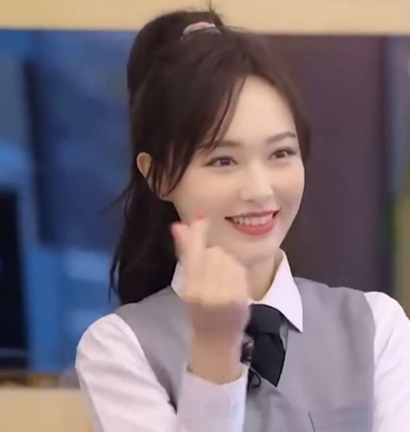 杨幂|杨幂新电影开机，穿北电羽绒服低调现身，笑容僵硬山根显粗