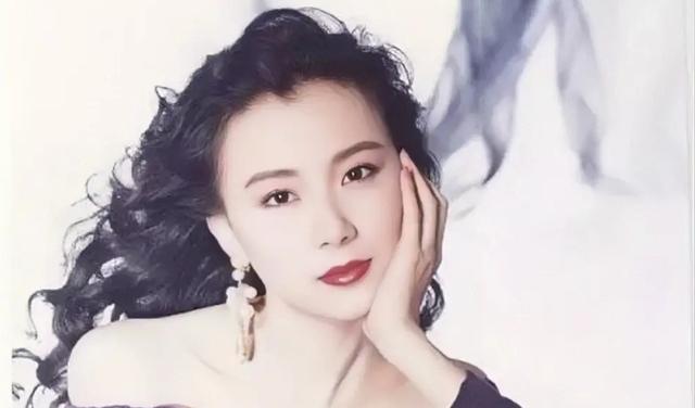 萧蔷|53岁萧蔷穿金色礼服走秀，大秀火辣身材，丰满胸部十分抢镜