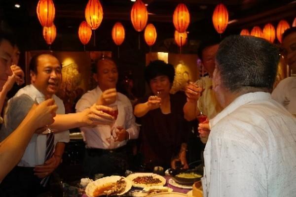 创业|饭局上,领导当众夸你,普通人只会说“不敢当”,聪明人会这样做