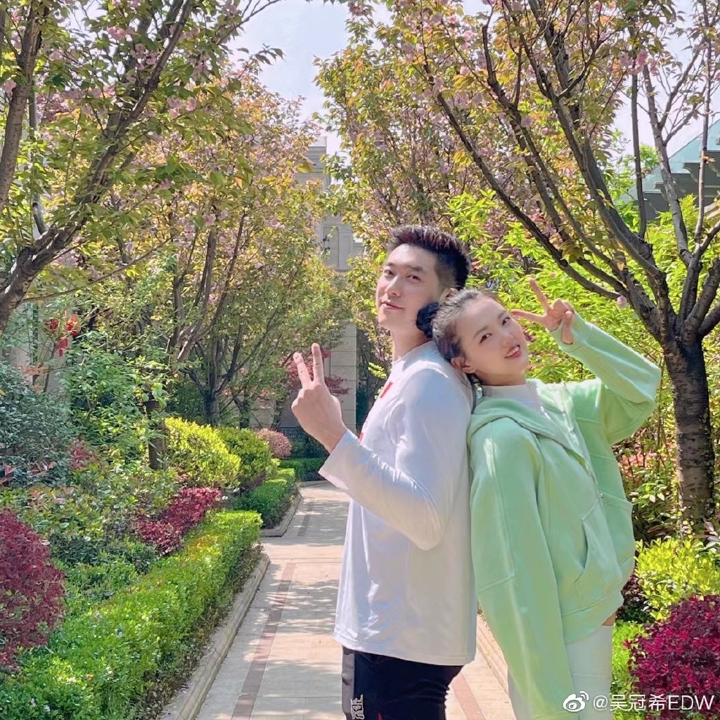 张常宁|撒狗粮！女排张常宁被老公吴冠希背起秀恩爱，郎才女貌甜蜜又般配