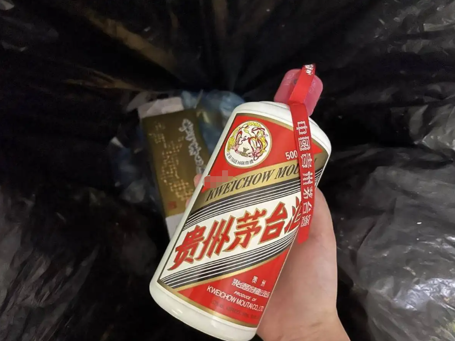 山东7旬邹大爷,25年前埋9瓶33度茅台,如今打开竟然“面目全非”