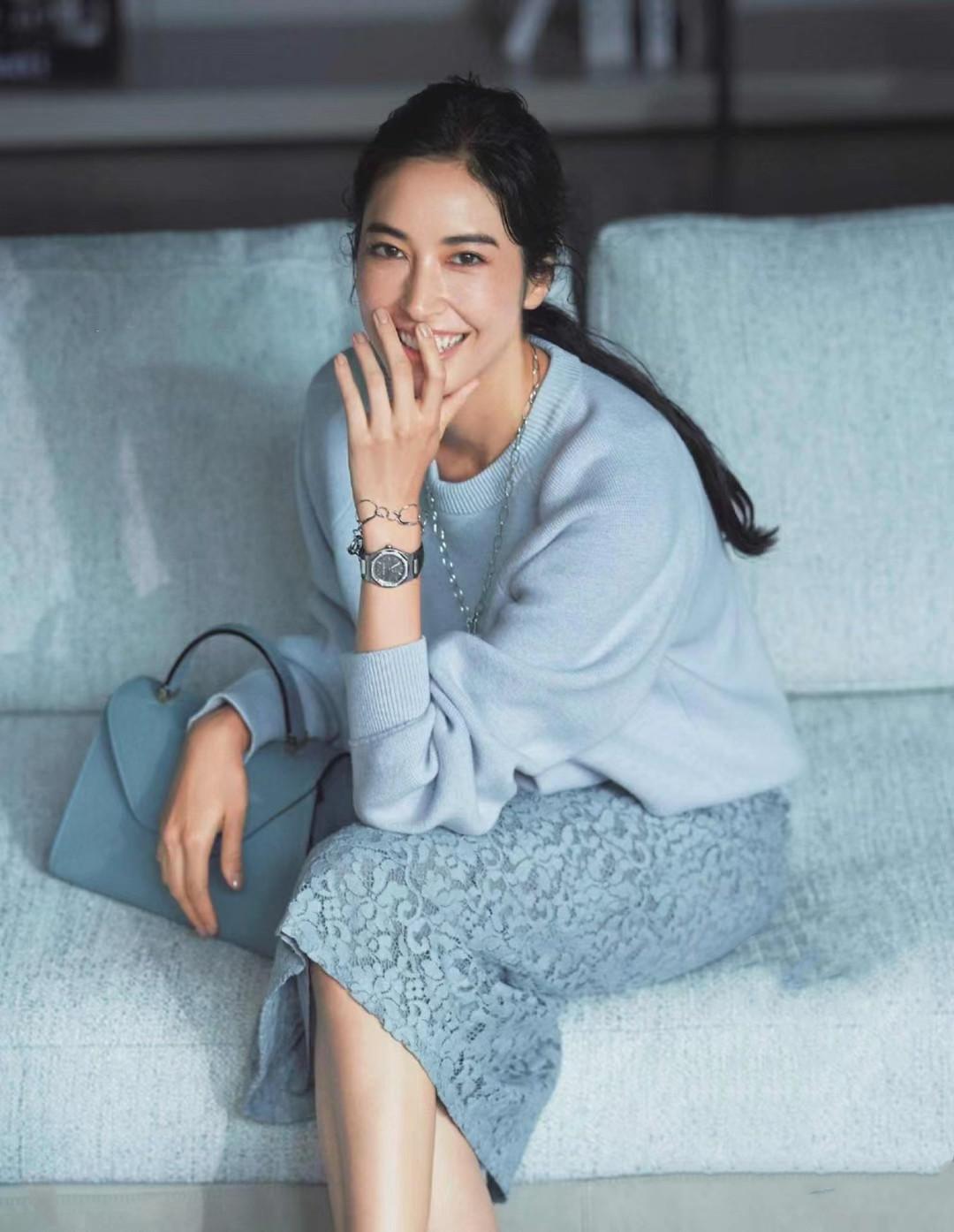 短发 经过对比才发现,比变老更可怕的是穿打底裤、短发烫卷,土得嘞