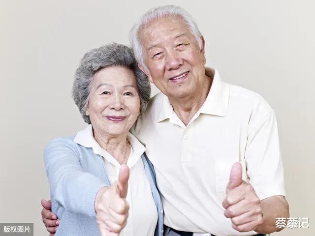 53岁的大妈再婚32岁小鲜肉,大妈:年纪大了,爬不动山了
