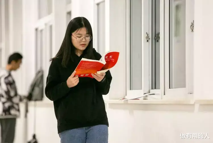 职业教育|三本生扎堆考公被嘲，不能让学渣当公务员，网友：我985白读了