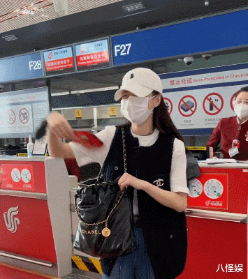 沈梦辰|沈梦辰嫁给海涛后好幸福，背上万元包现身机场发喜糖，笑得好甜