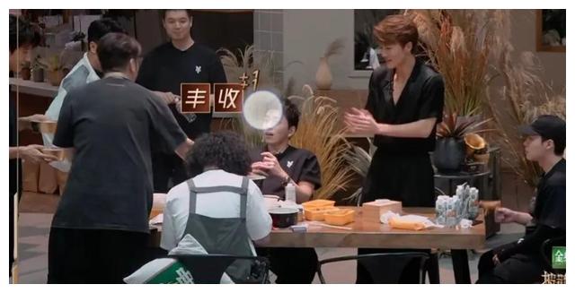 吴卓羲|吴卓羲打包邻桌饭菜,王大陆一脸懵圈,吴克群却拍手鼓励