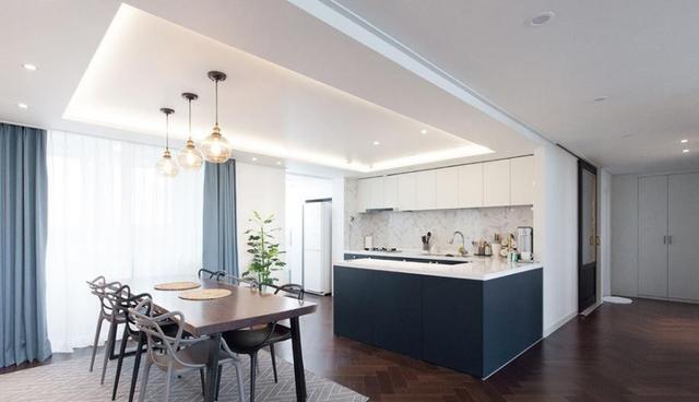 180顶楼买得值当,客厅挑空4.5米大而不空,还送一层阁楼