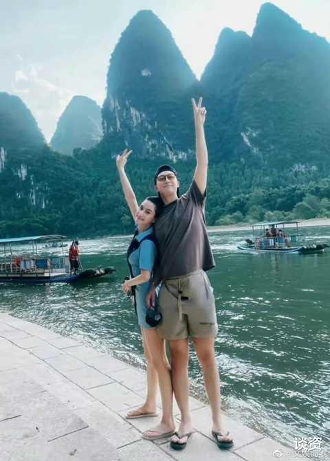 何超莲|赌王女儿何超莲晒桂林出游照，衣着简单低调，与男朋友窦骁亲密合照