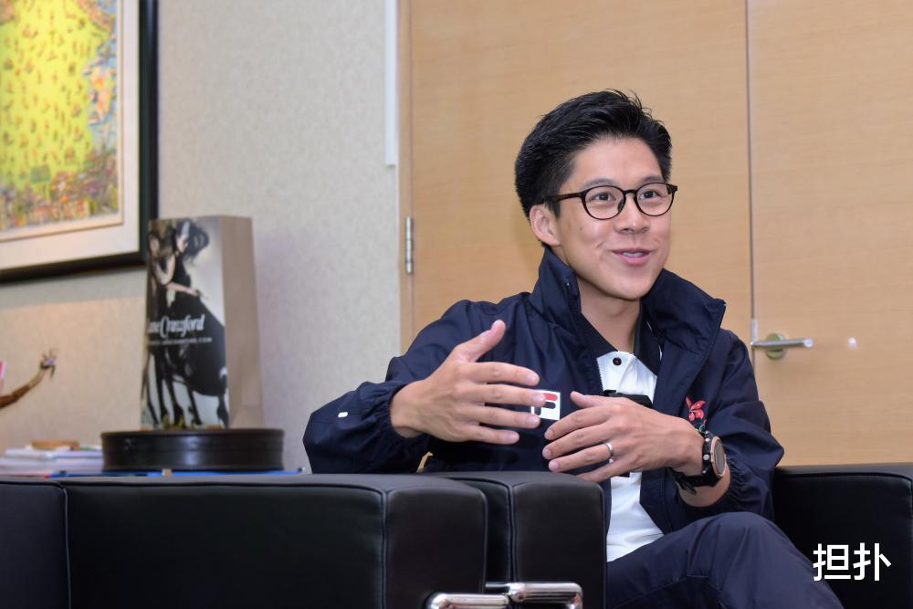 霍启刚|霍震霆分十几亿给弟弟妹妹，霍启刚反成大赢家，扫除从政最后障碍