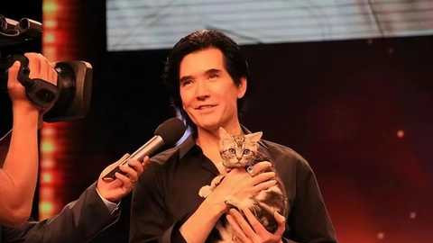 费翔|61岁费翔现身牛津大学，满脸胡渣不打理，“邋遢”模样依旧帅到掉渣