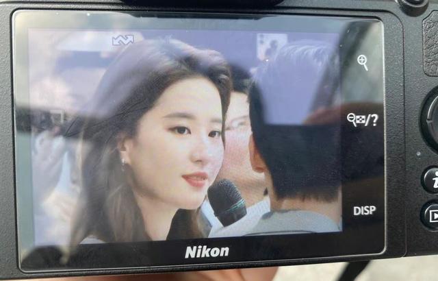 刘亦菲|仙女出街！刘亦菲武汉线下活动生图好美，一袭白裙优雅又贵气