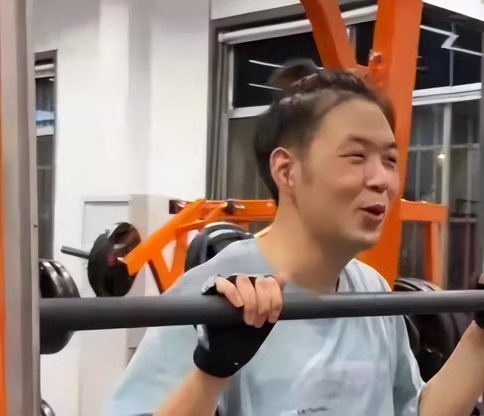 杜海涛 34岁杜海涛素颜露面，瘦到脱相认不出，网友：他老得像亲妈同龄人