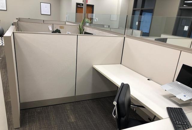 国外新员工问老板能不能装饰工位,老板同意后,万万没想到画风这么浮夸!