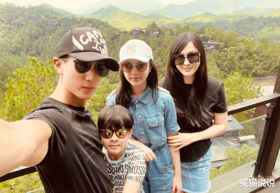 |吴尊一家四口开心度假:晒腹肌自拍照好养眼,Neinei大长腿很抢眼!