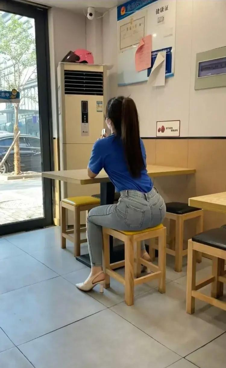 减肥药 扎着马尾辫的女子，她的背影让人魂牵梦萦！