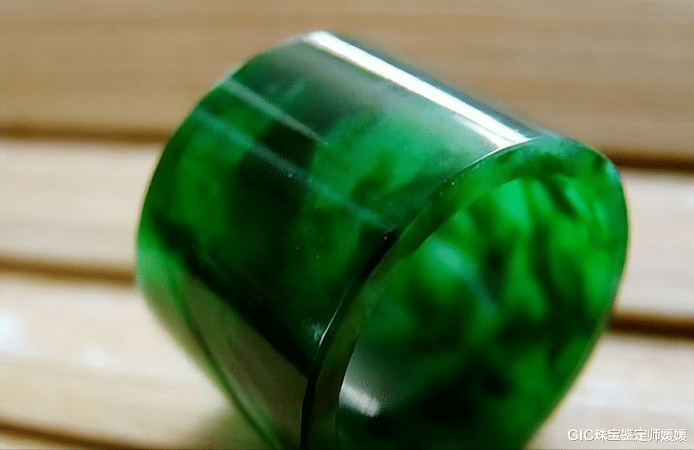 翡翠|注意:满绿翡翠不等于值钱,这种翡翠颜色浓郁却从来不在高档之列