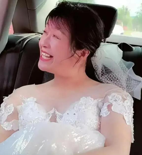 余秀华|变了个人?杨槠策透露,余秀华的手不适合戴钻戒,还不如送蜂蜜