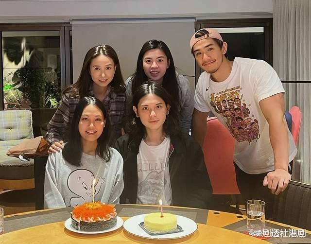 吴婉芳|香港知名冻龄女星罕见出镜，为儿子庆生，网友：看着比女儿还年轻