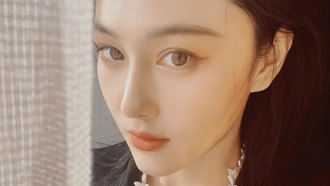 张馨予|张馨予在飞机上被冷漠对待，因有人不借过，脚被行李箱砸中而流泪