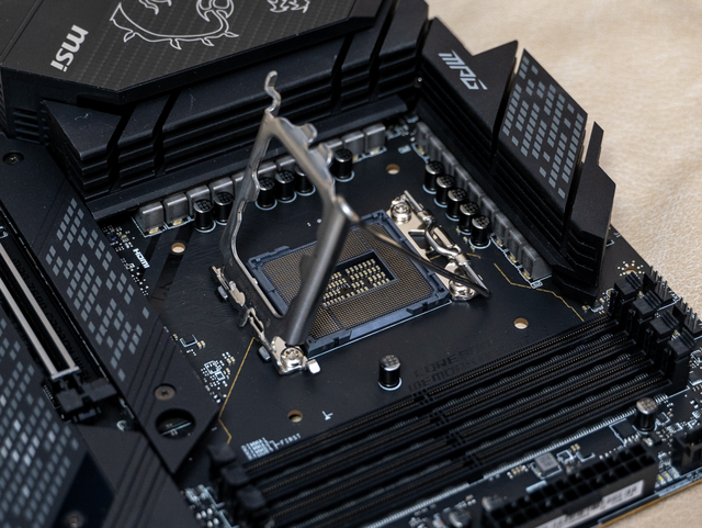 主板|军规又超标啦！微星Z690暗黑D5主板测评