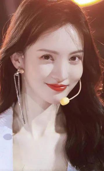 生图|镜头前美艳，真人干瘪，头大肩窄，排骨胸，这11位女星反差太大