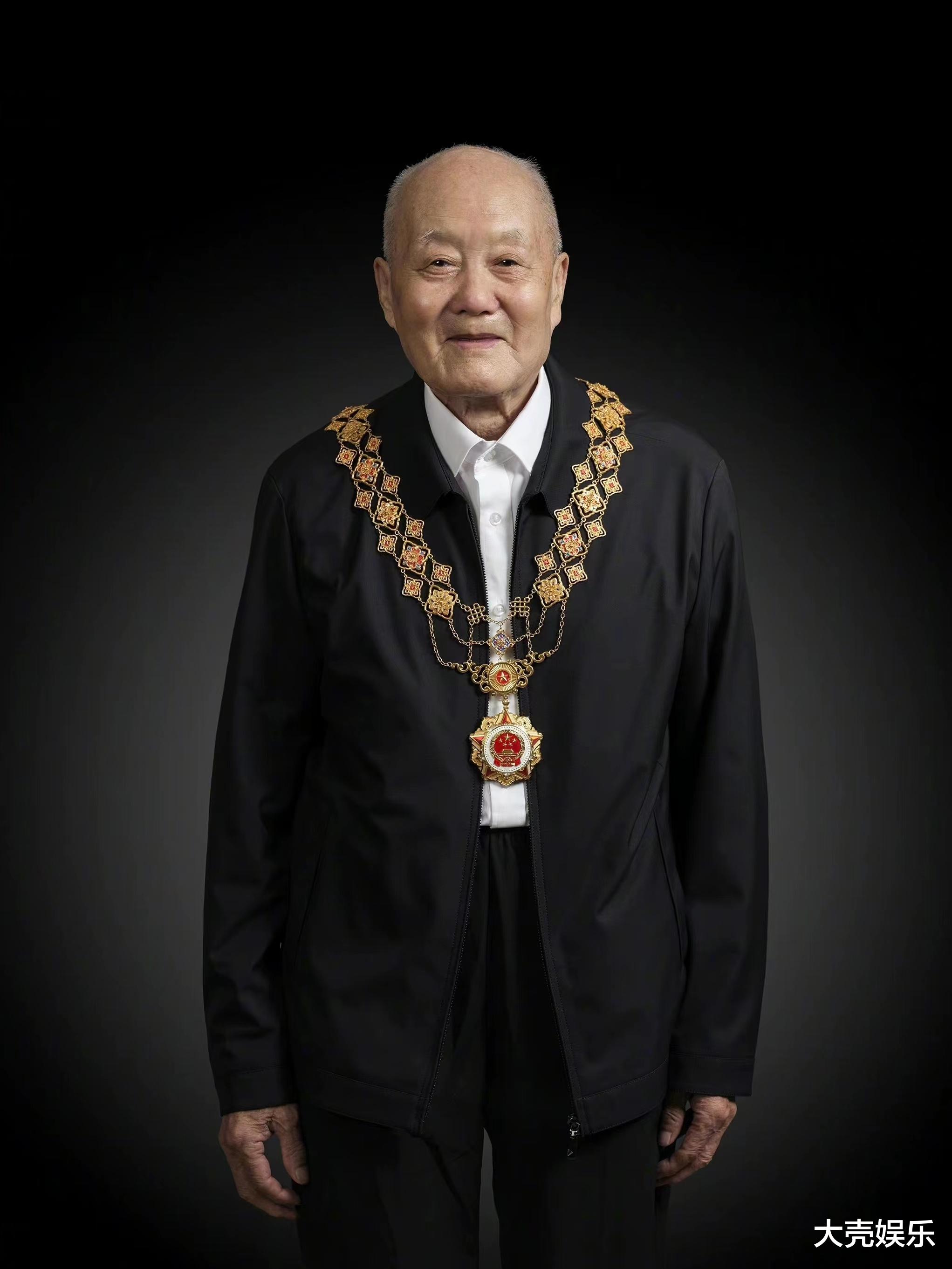 张富清|张富清逝世，郭涛孙茜晒《功勋》角色照悼念，并祝老英雄一路走好