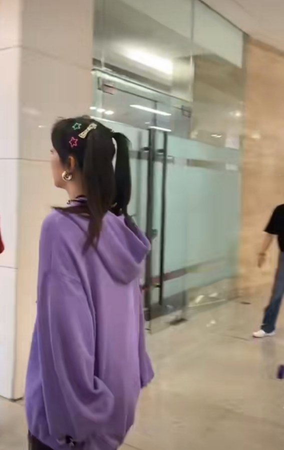 杨紫 杨紫《你好星期六》录制，2个造型搭配双马尾，梦回90年代