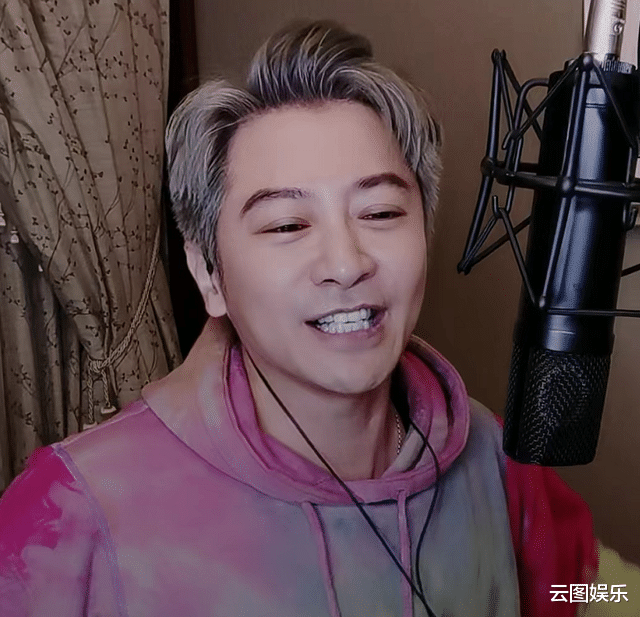 孙耀威|49岁孙耀威近况,满头白发却难掩帅气,与妻子结婚5年仍没生娃