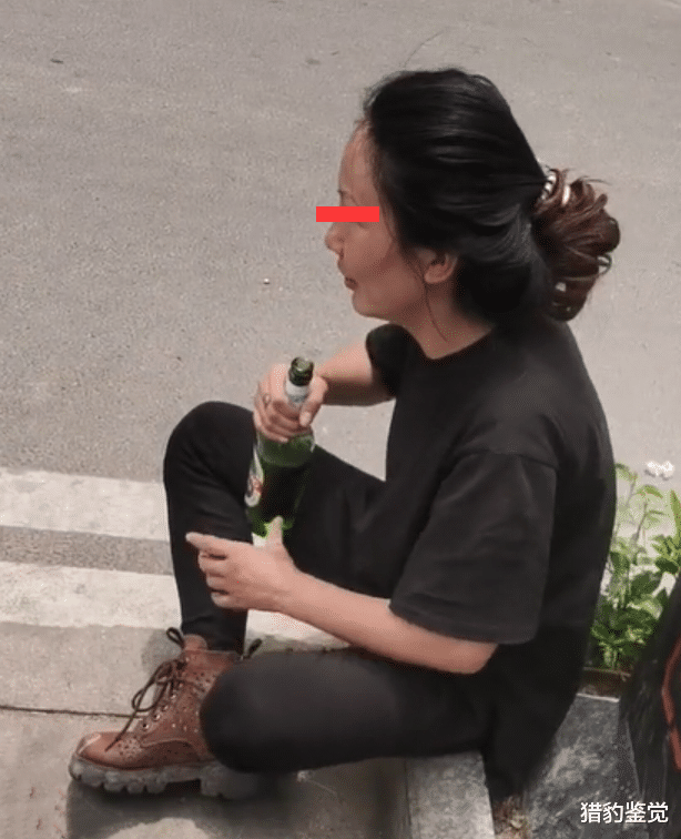 河南女子每天坐街头喝酒,拿酒瓶将自己灌醉,知情人:受过伤的人
