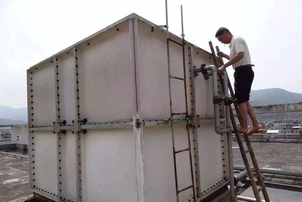 违章建筑|买房先看楼顶,没有凸出小房子坚决不买!问了物业大叔才明白!