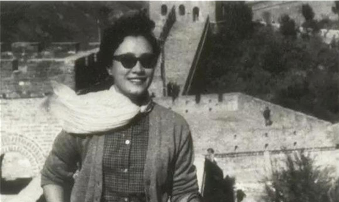 被父母贱卖,后嫁入名门遭虐待,离婚后一次机会得到杜月笙的帮助