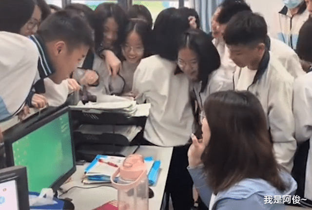 驻马店|广东一老师脱单消息传开办公室被学生挤爆，看到照片同学反应亮了