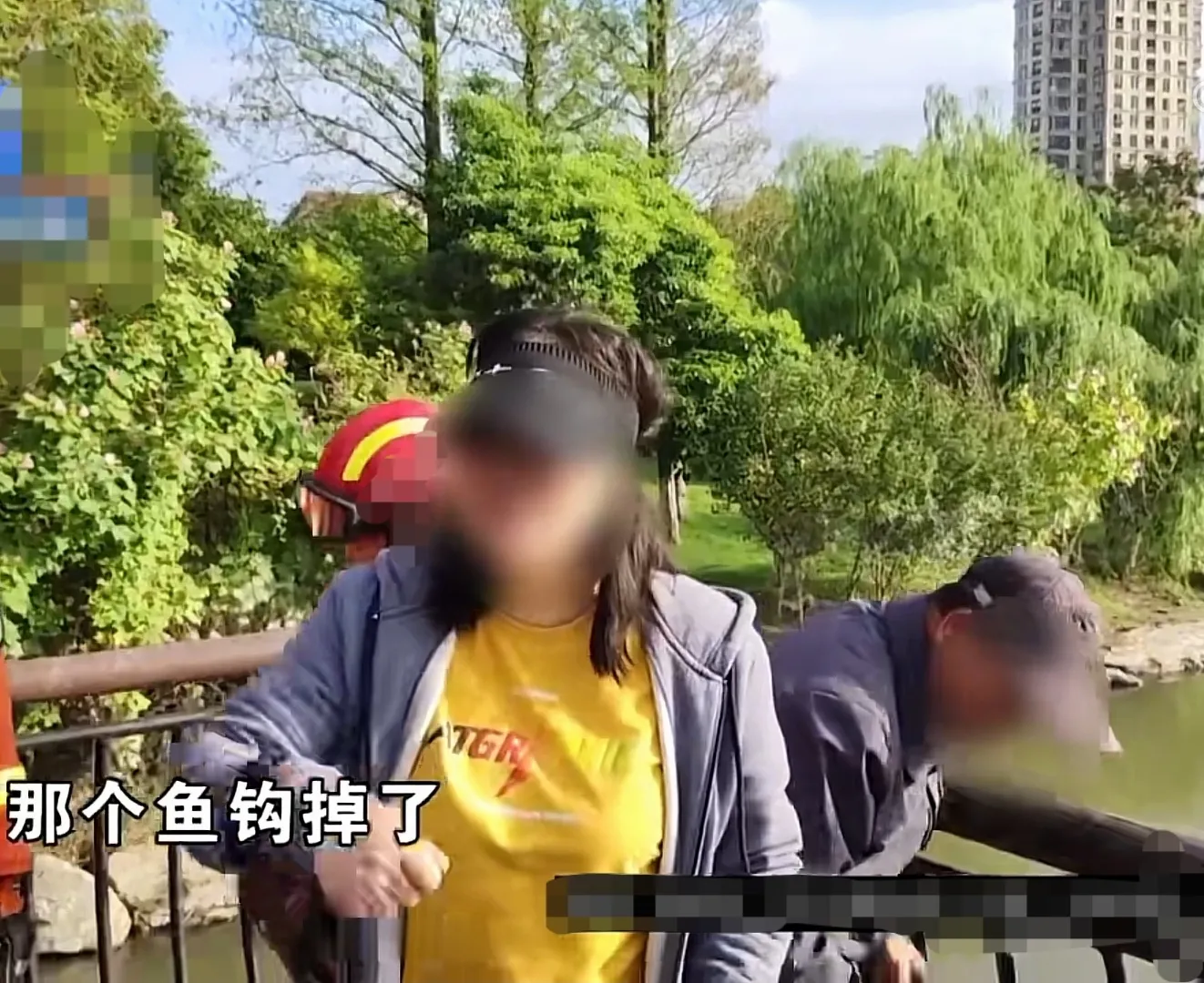 |浙江宁波，一男子钓鱼时，鱼竿不小心掉进了河里，想捡吧，河边的护栏有1米多高