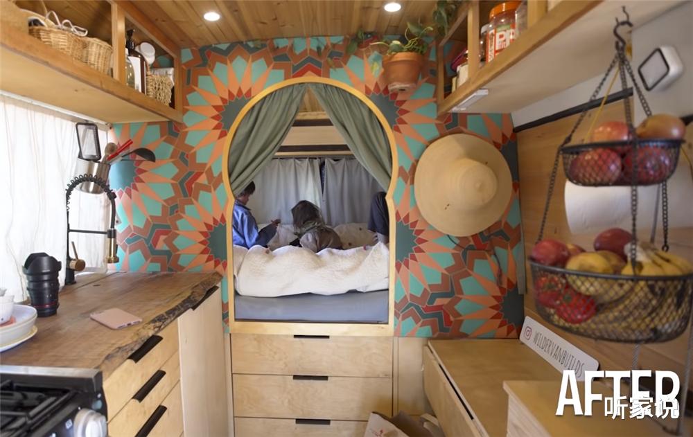 1家4口低价买下1994年旧车,把小巴车变成9㎡蜗居,开始流浪生活