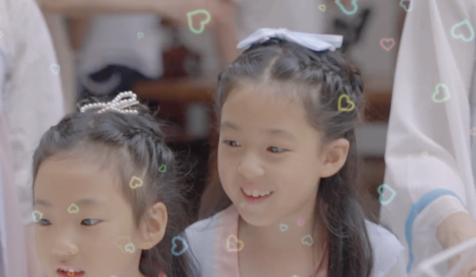 小泡芙|刘畊宏晒女儿中国风庆生视频，小泡芙从小美到大，吴尊妻儿齐出镜