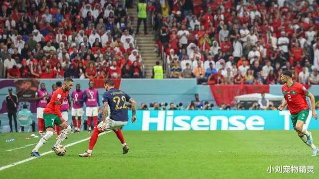 2-0！姆巴佩一脚将球迷闷休克，急忙道歉，周围球迷笑呵呵