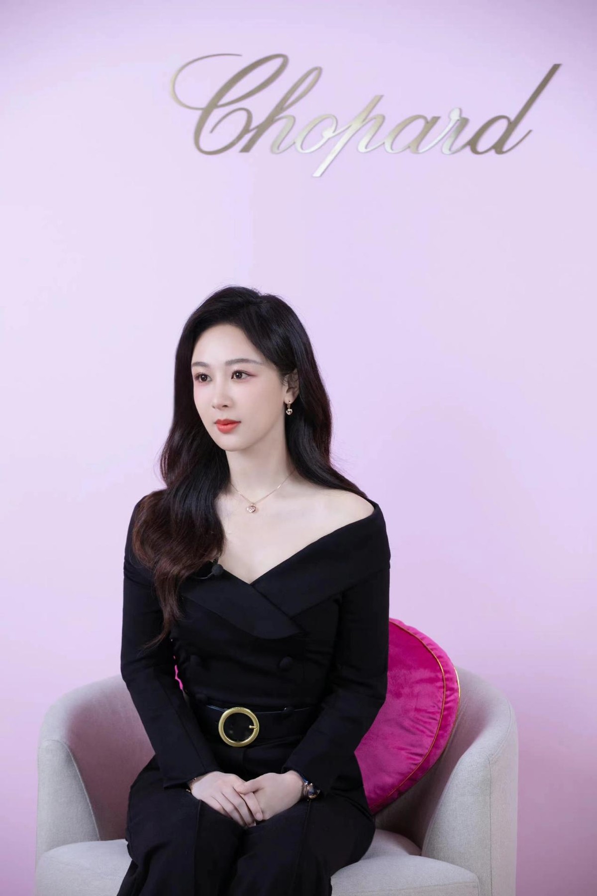 杨紫|杨紫对美貌太自信！连发九宫格大秀天鹅颈，穿一身黑都挡不住贵气